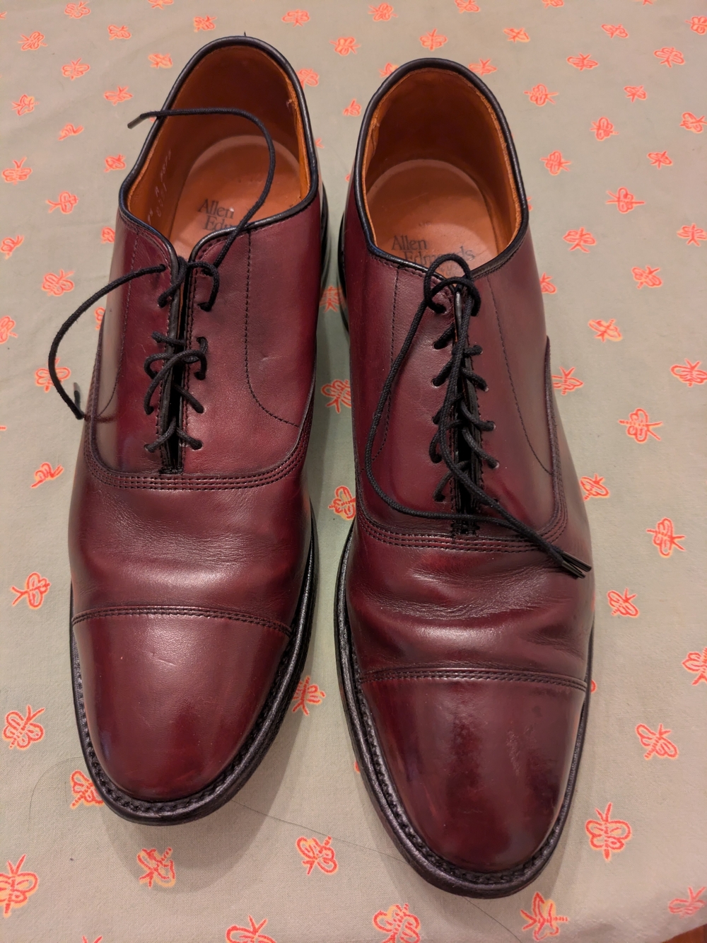 Allen Edmonds Menβs Burgundy Leather Cap-Toe Oxfords